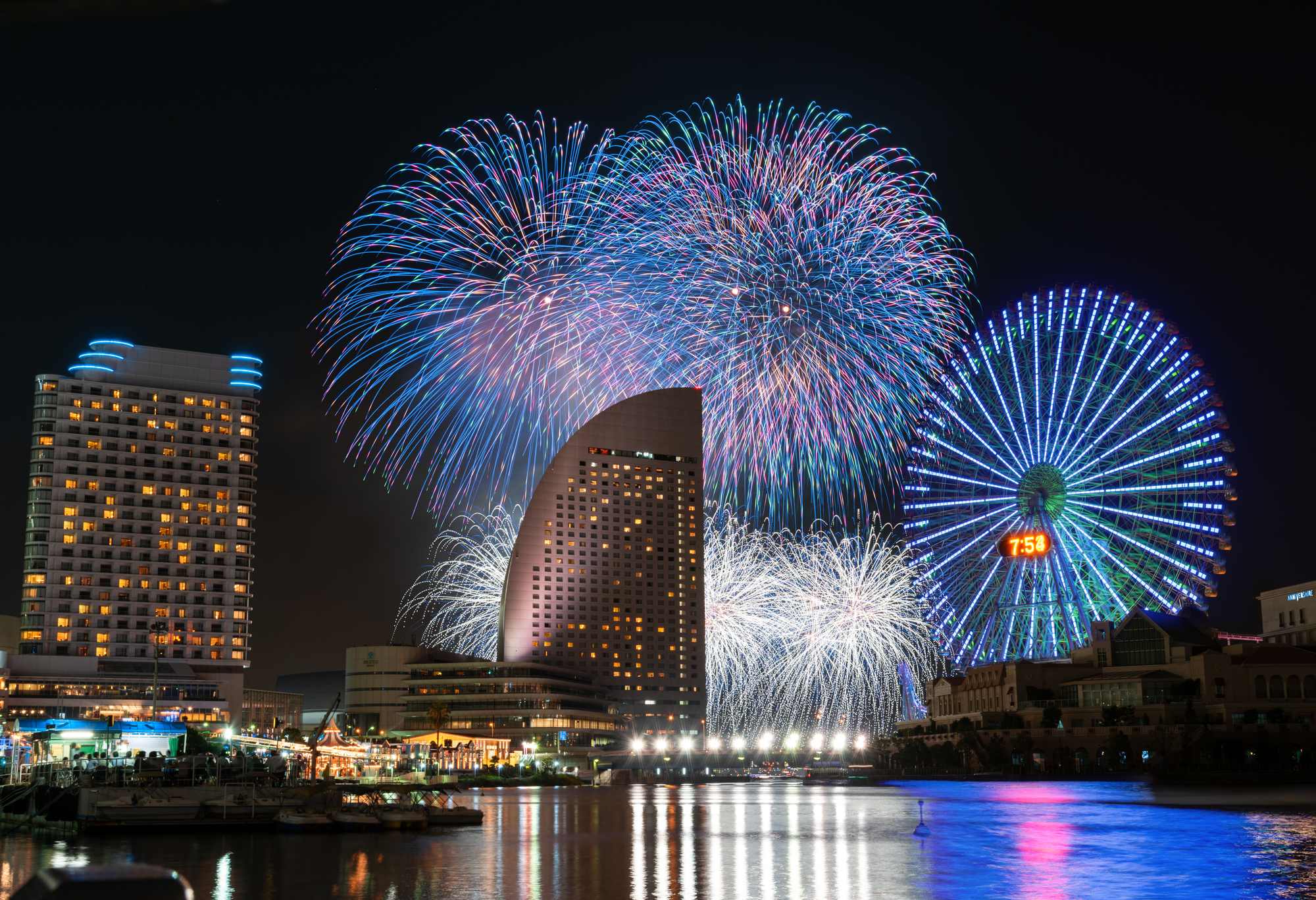 横浜の夜景と打ち上げ花火