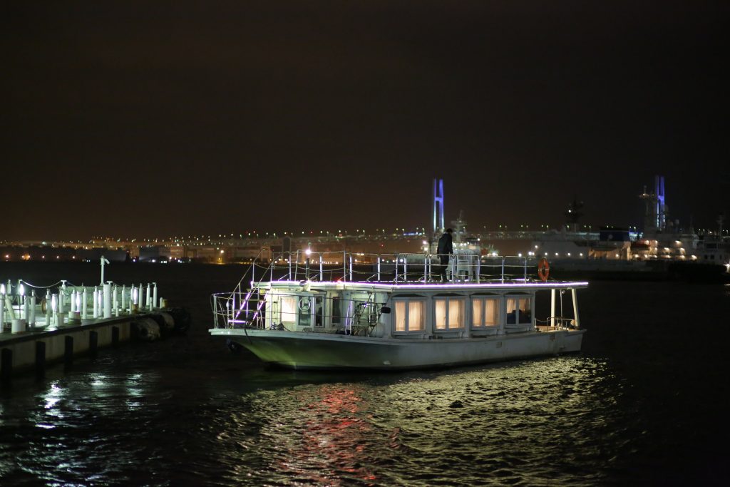 夜の海に浮かぶクルーザー