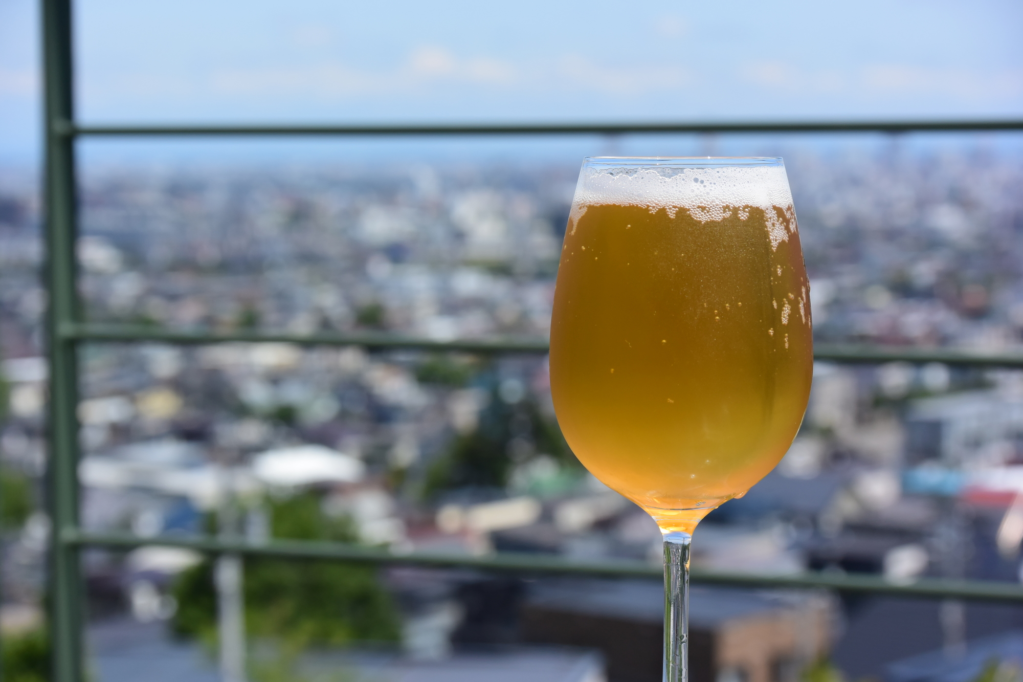 ビルの上から見える景色とビール