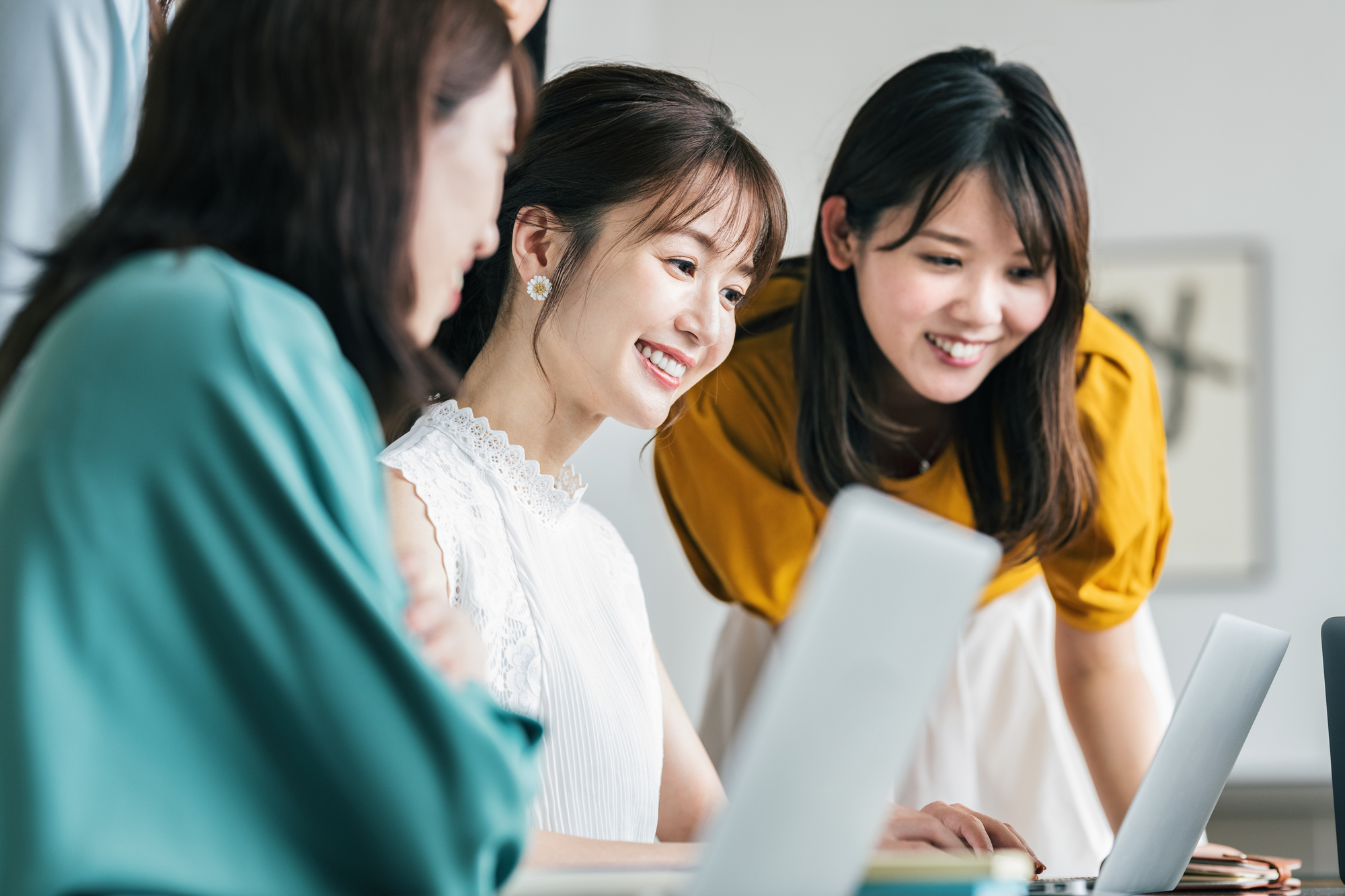 3人の女性が話し合う