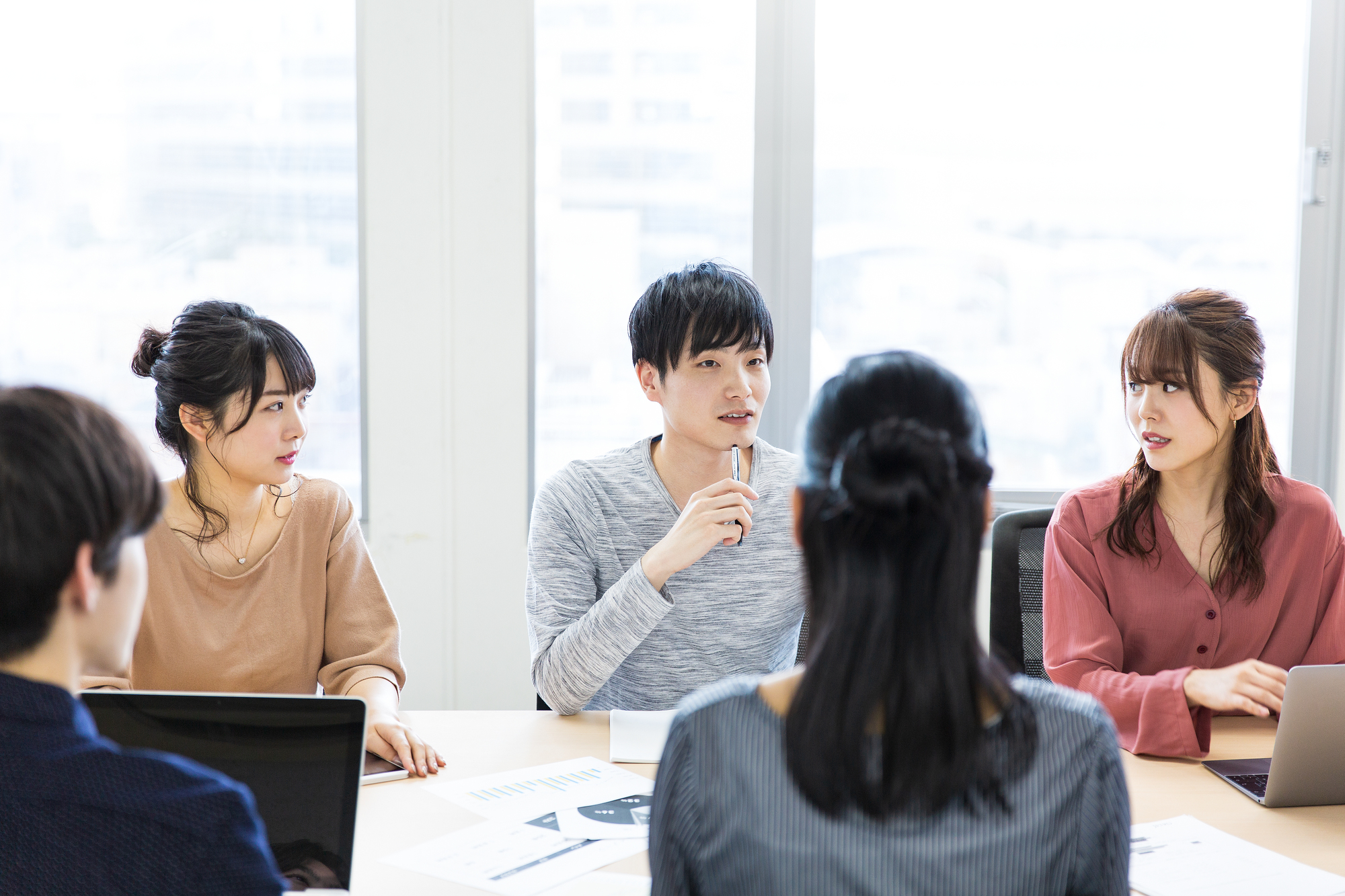 5人の男女で計画を練る