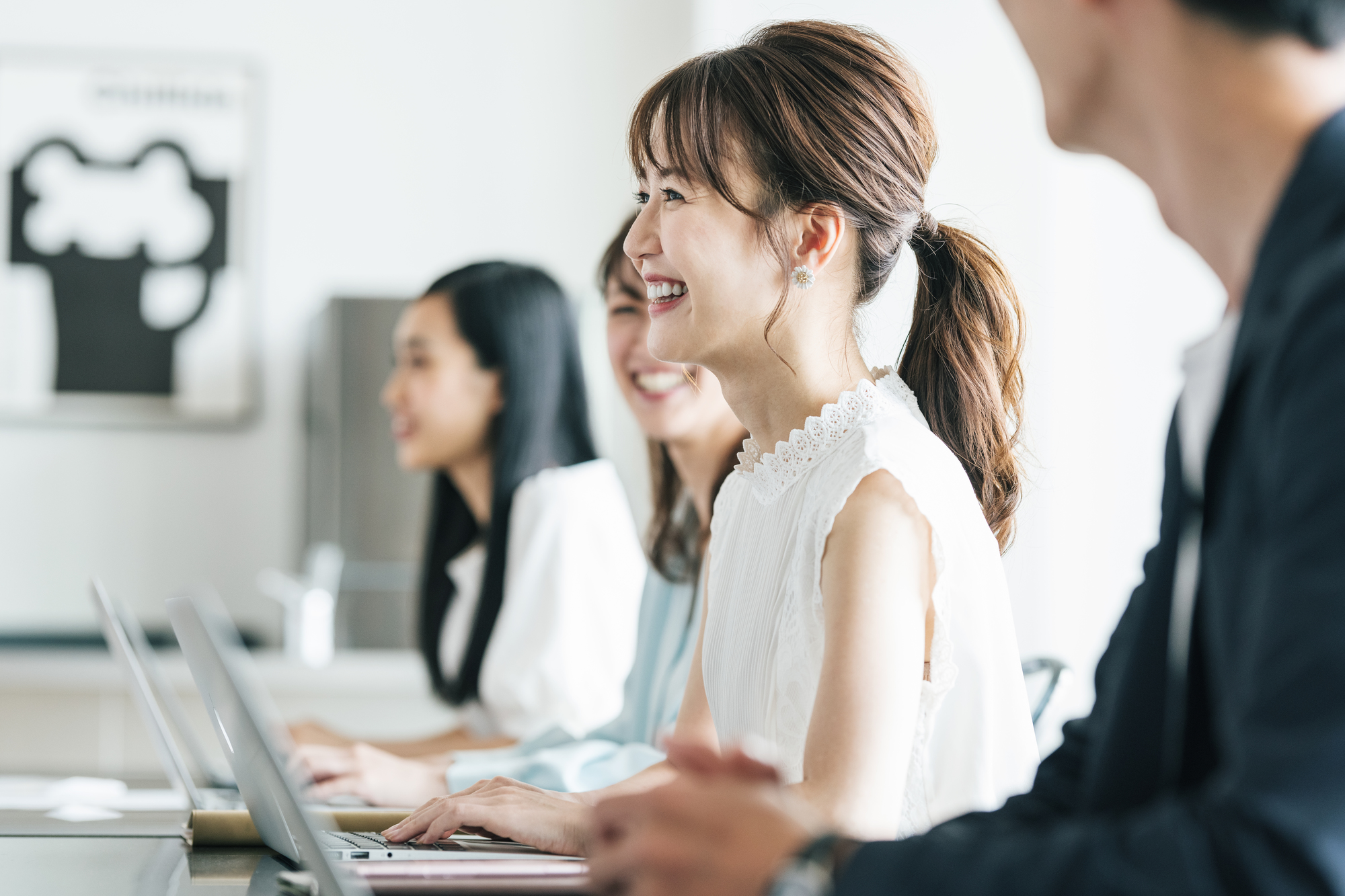 女性が企画を話すシーン