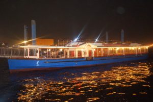夜の海に浮かぶ船