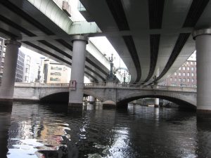 橋を下から見上げた風景