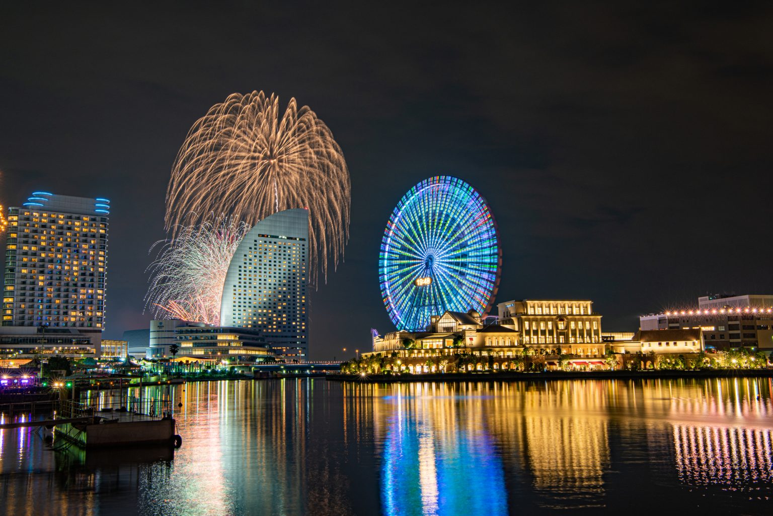 横浜開港祭の花火と観覧車