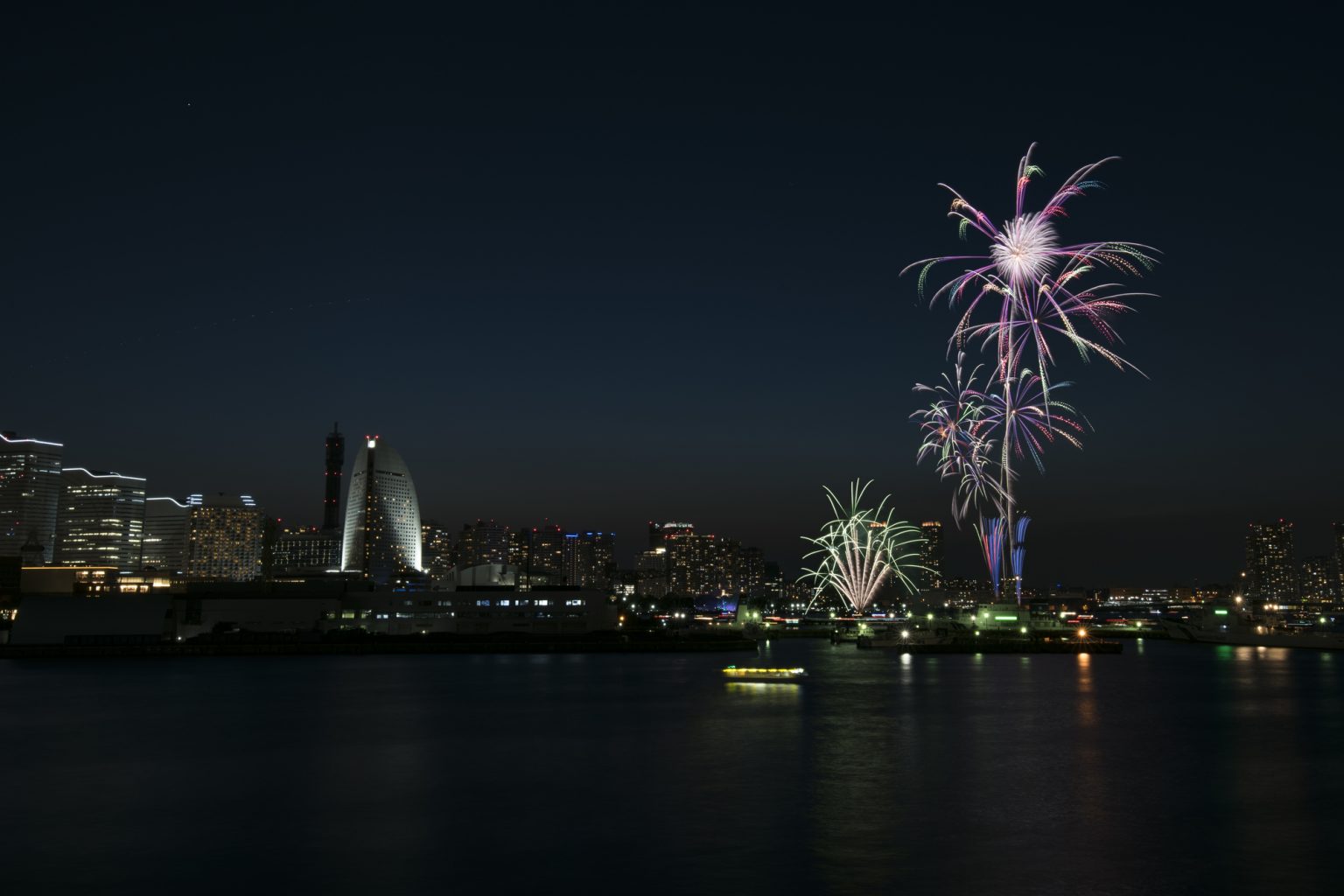 横浜開港祭の花火とクルーザー