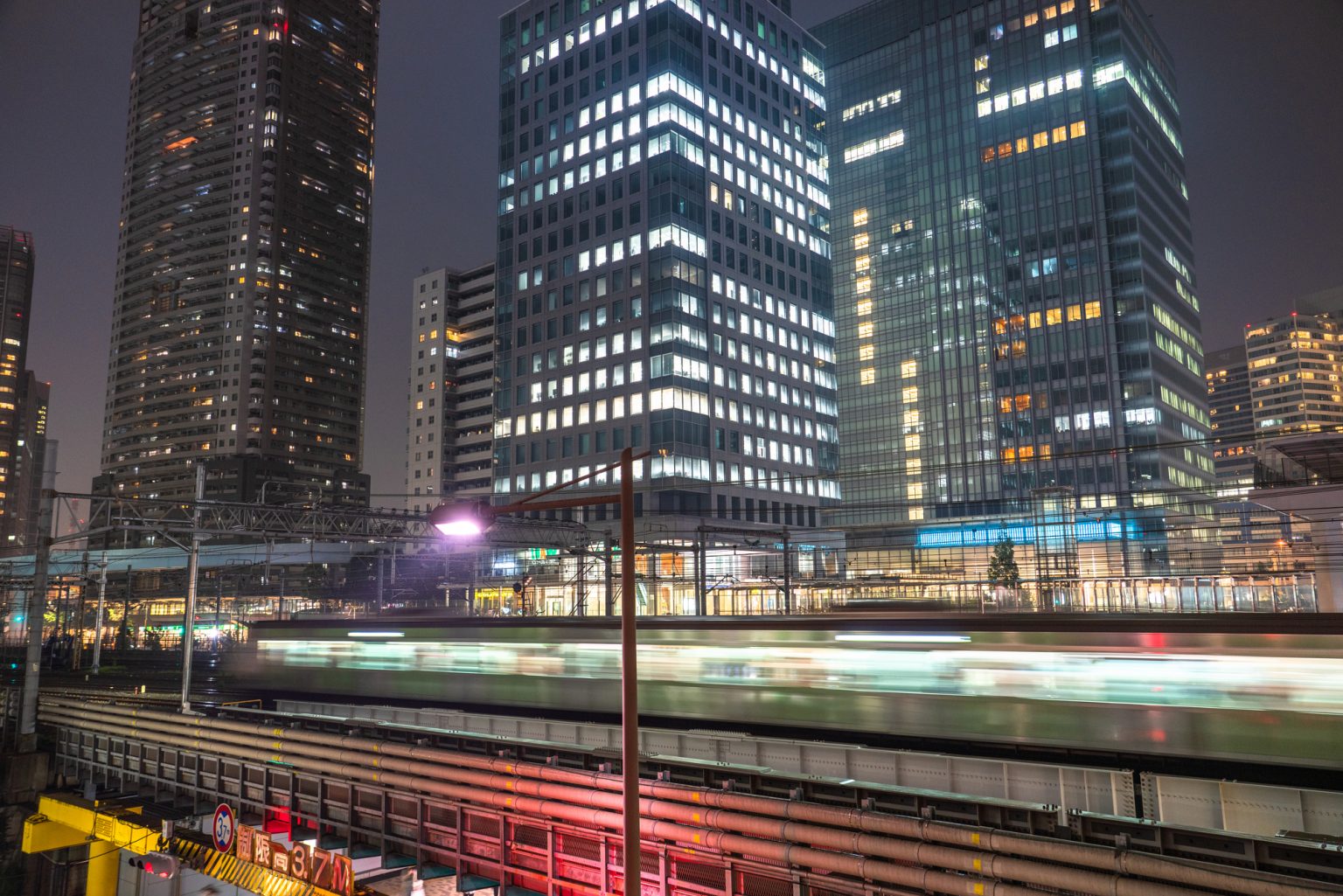 夜の浜松町と駅