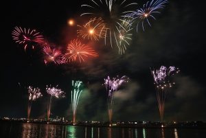 江戸川区花火大会はクルーズで楽しむのがおすすめ 混雑を避けてゆったり花火を楽しもう クルージングナビ クルージングなら東京湾アニバーサリークルーズ