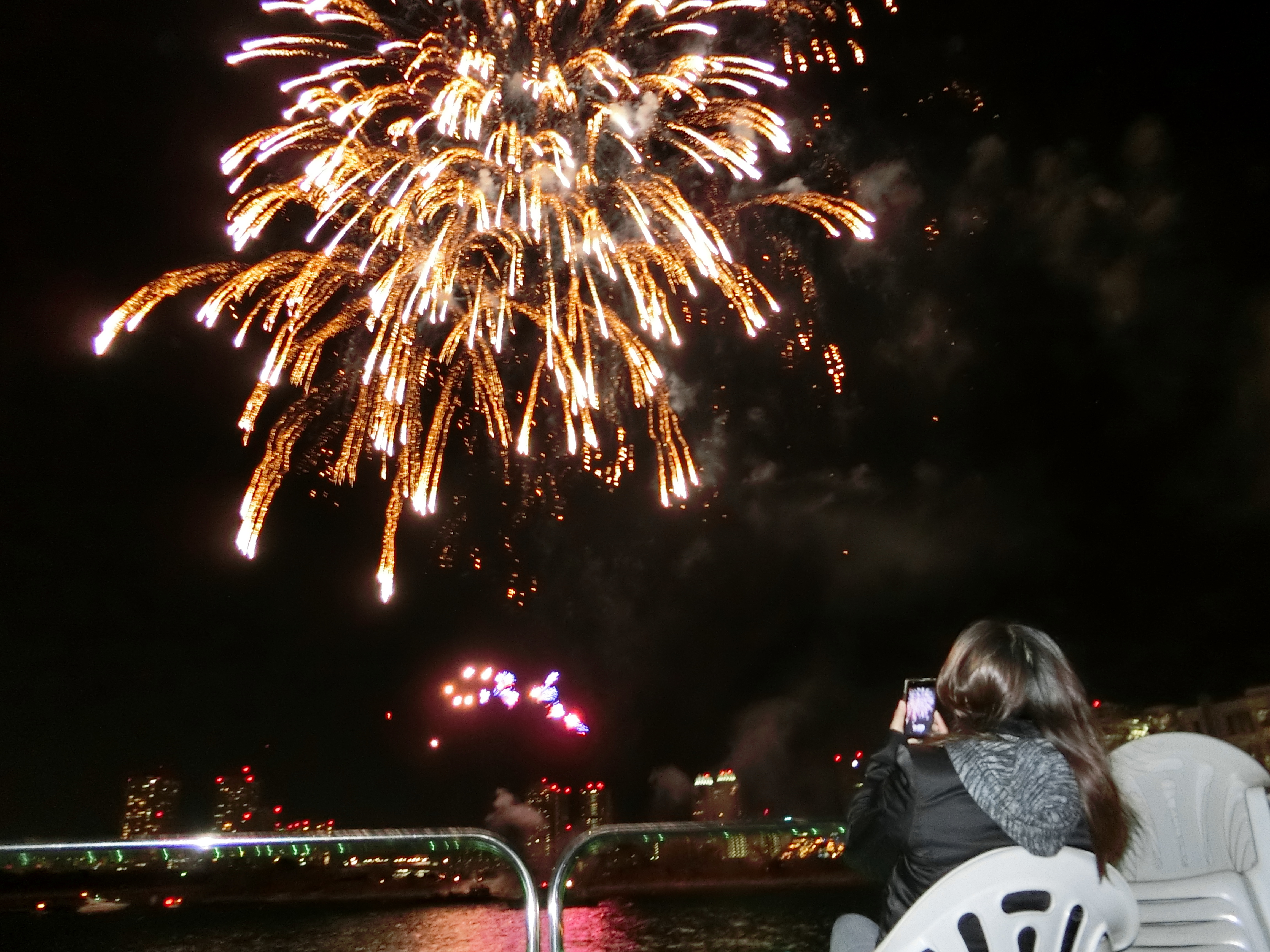 横浜スパークリングトワイライト花火を最高のロケーションで楽むならクルージング クルージングナビ 貸切クルージングなら東京湾アニバーサリークルーズ