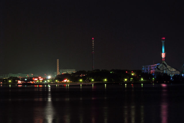 クルーザーからの八景島の夜景の写真