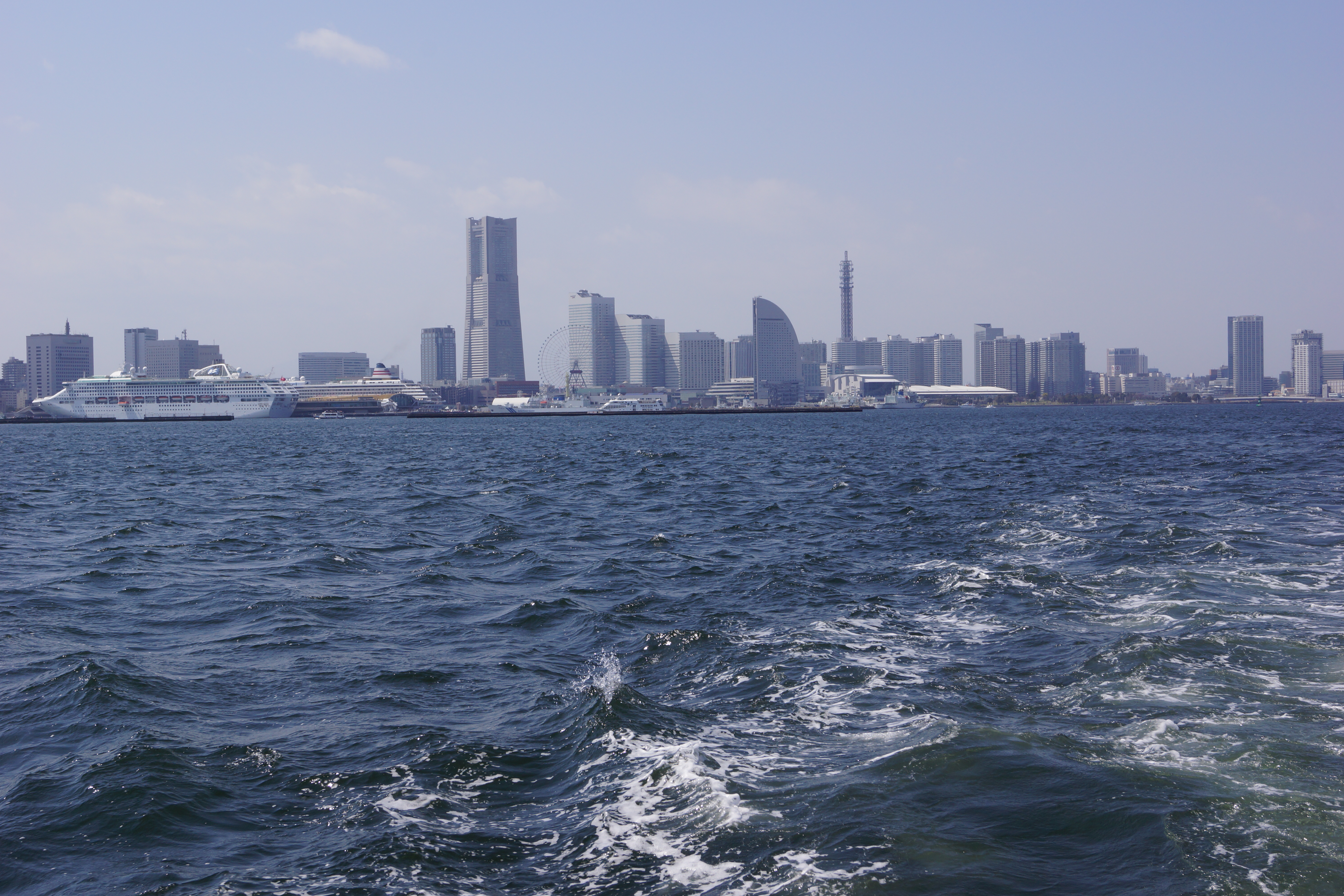 横浜みなとみらいを海から眺めた風景