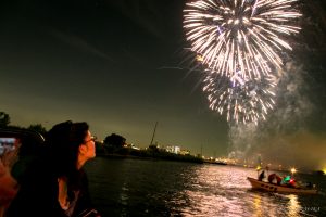 クルージングで花火を楽しむ様子