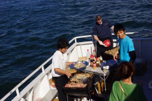 クルーザーでBBQを楽しむ男性たち