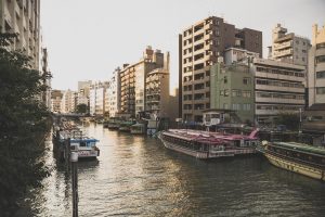 川に停泊している多数の屋形船