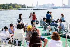 晴天の下でクルージングを楽しむ人