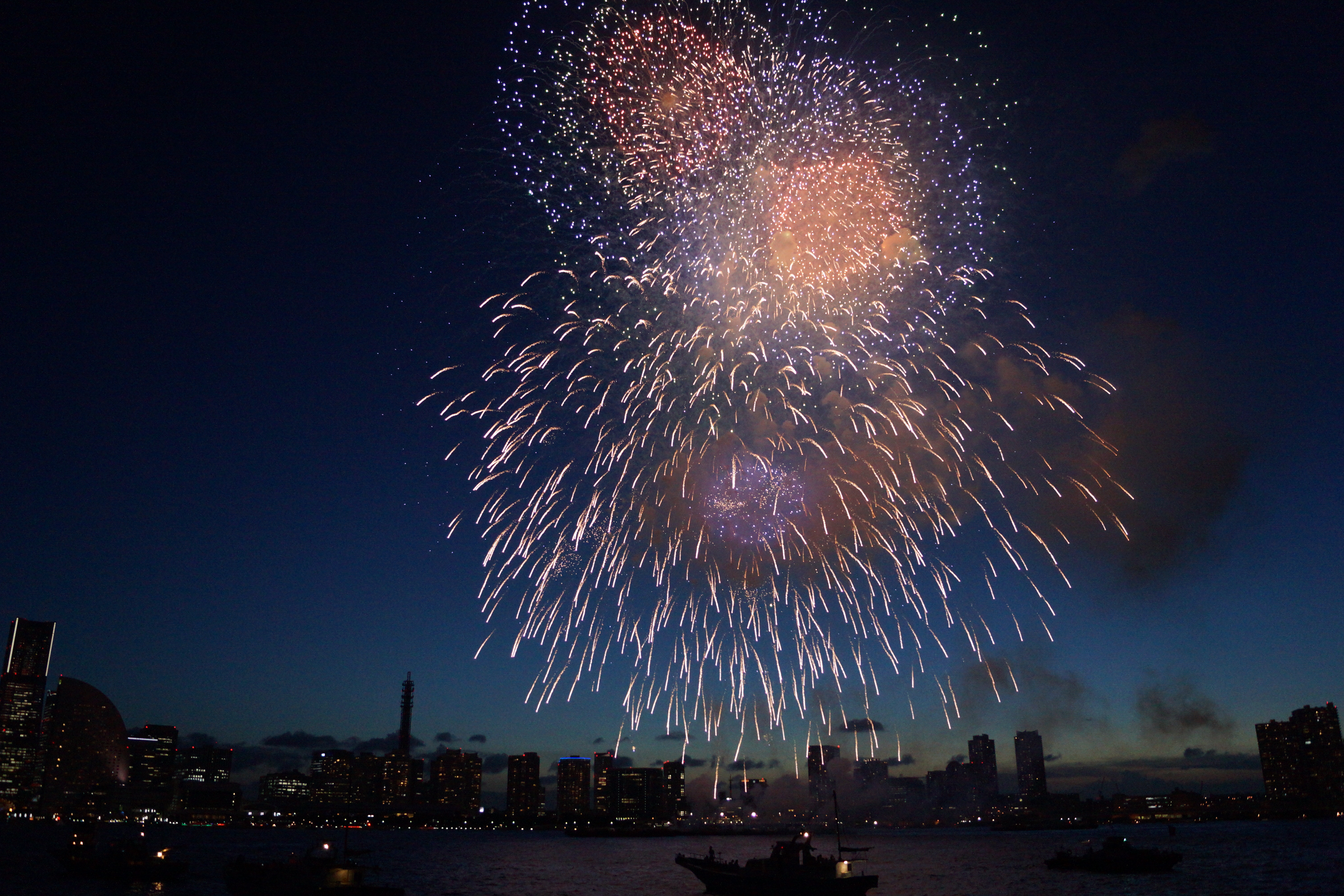 花火大会をクルーザーから撮影した写真