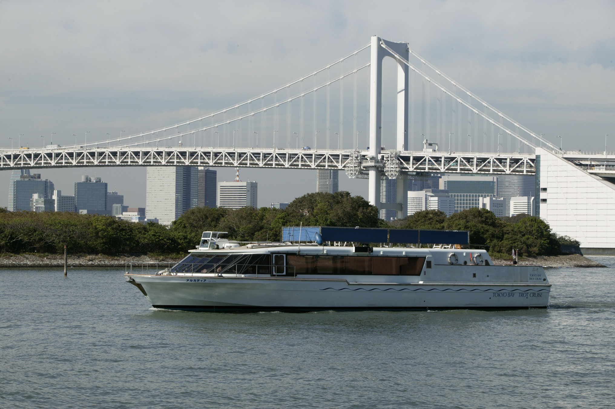 橋の下を通るクルーザー