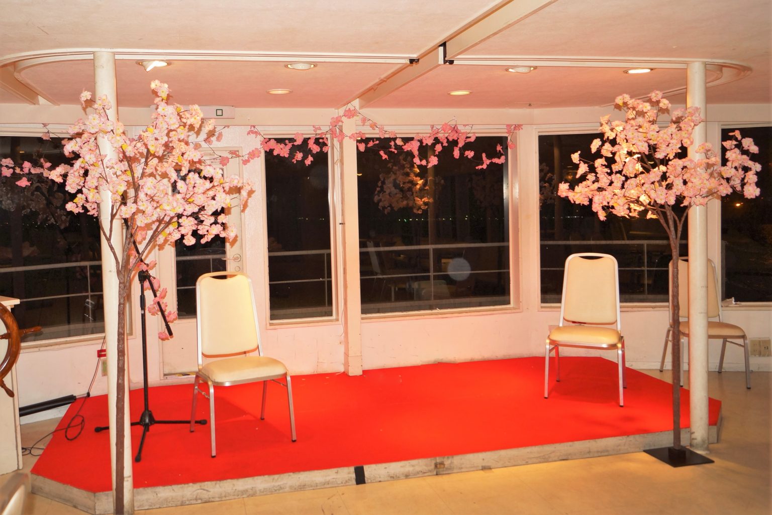セレブリティ2号の2階ステージを桜装飾した様子