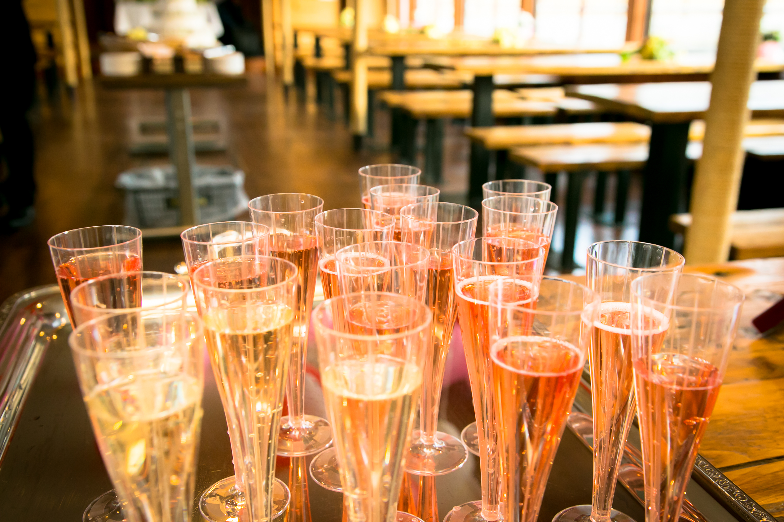 シャンパンが注がれたグラスが並んでいる写真