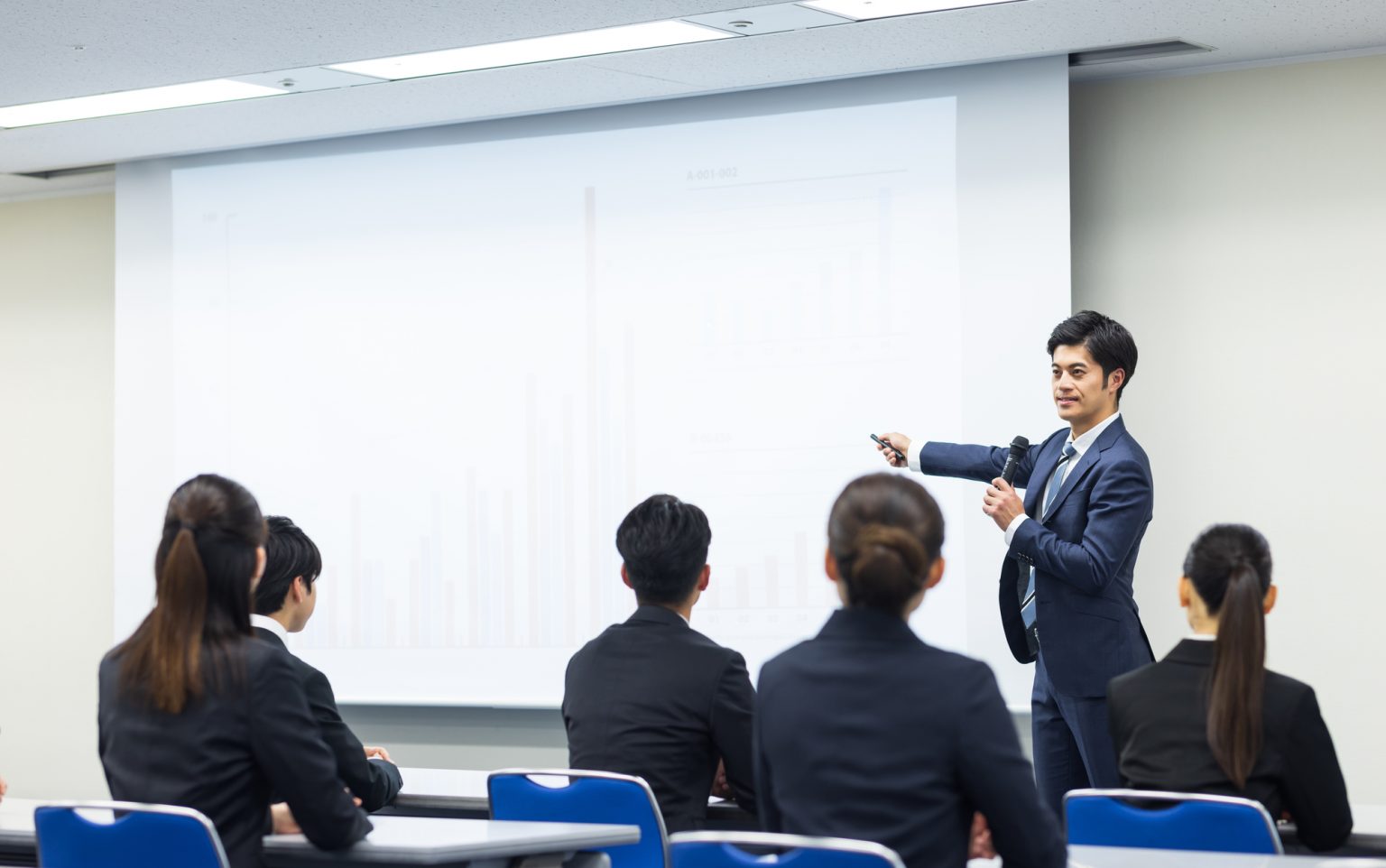 内定者に説明する企業担当者