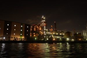 川崎の工場地帯の夜景
