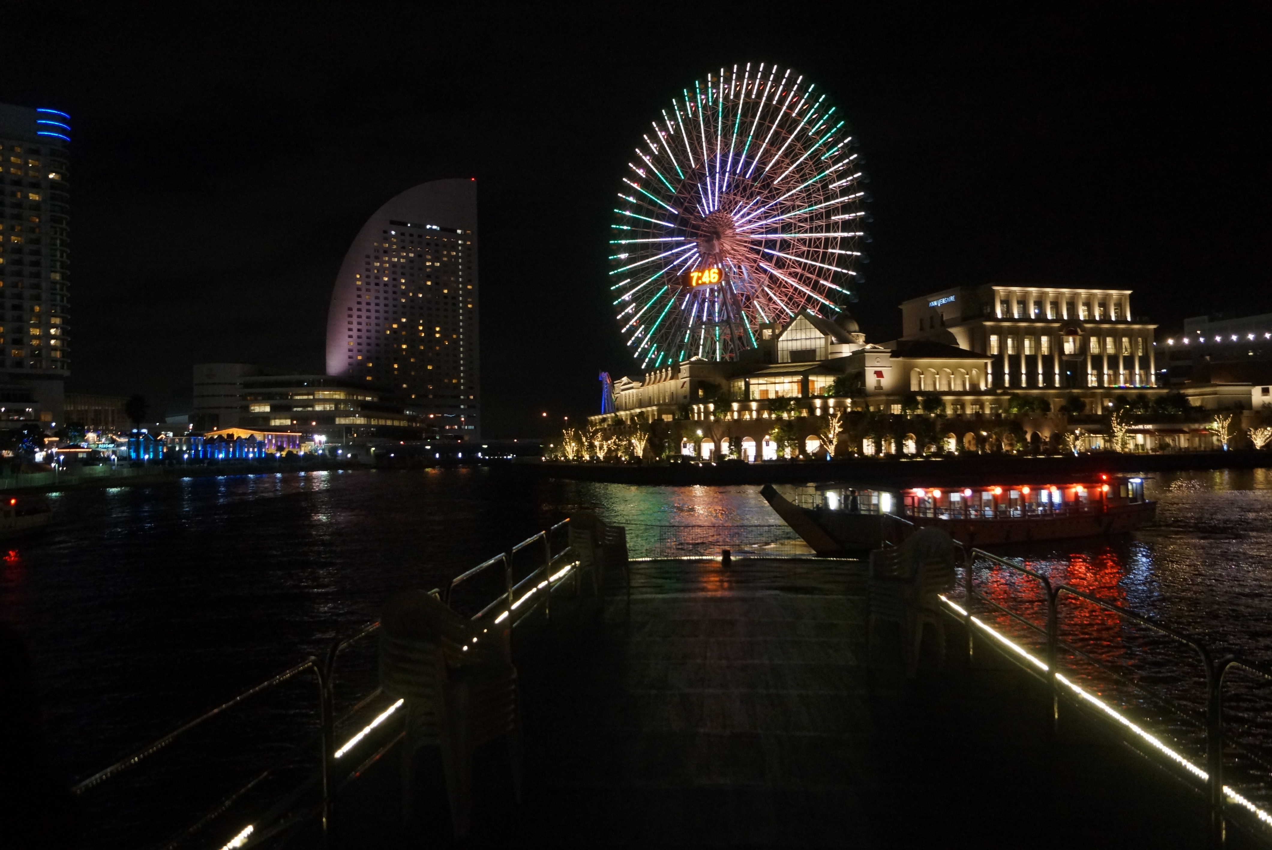 横浜みなとみらいの夜景を船から眺めた風景