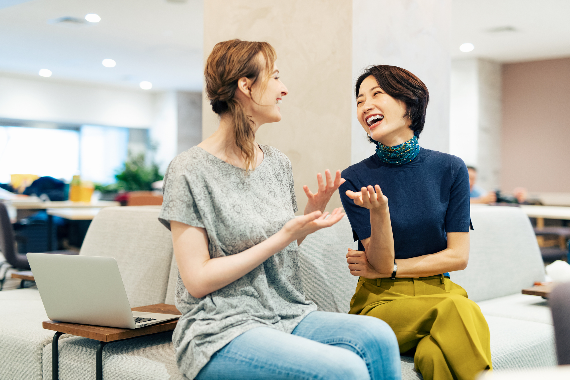 談笑する日本人女性と外国人女性