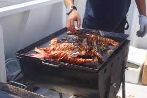 海鮮BBQを行っている男性