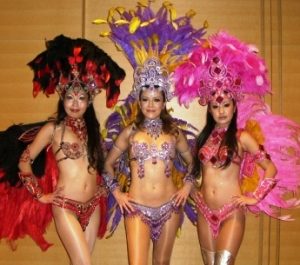 サンバの衣装を着た女性ダンサー三人