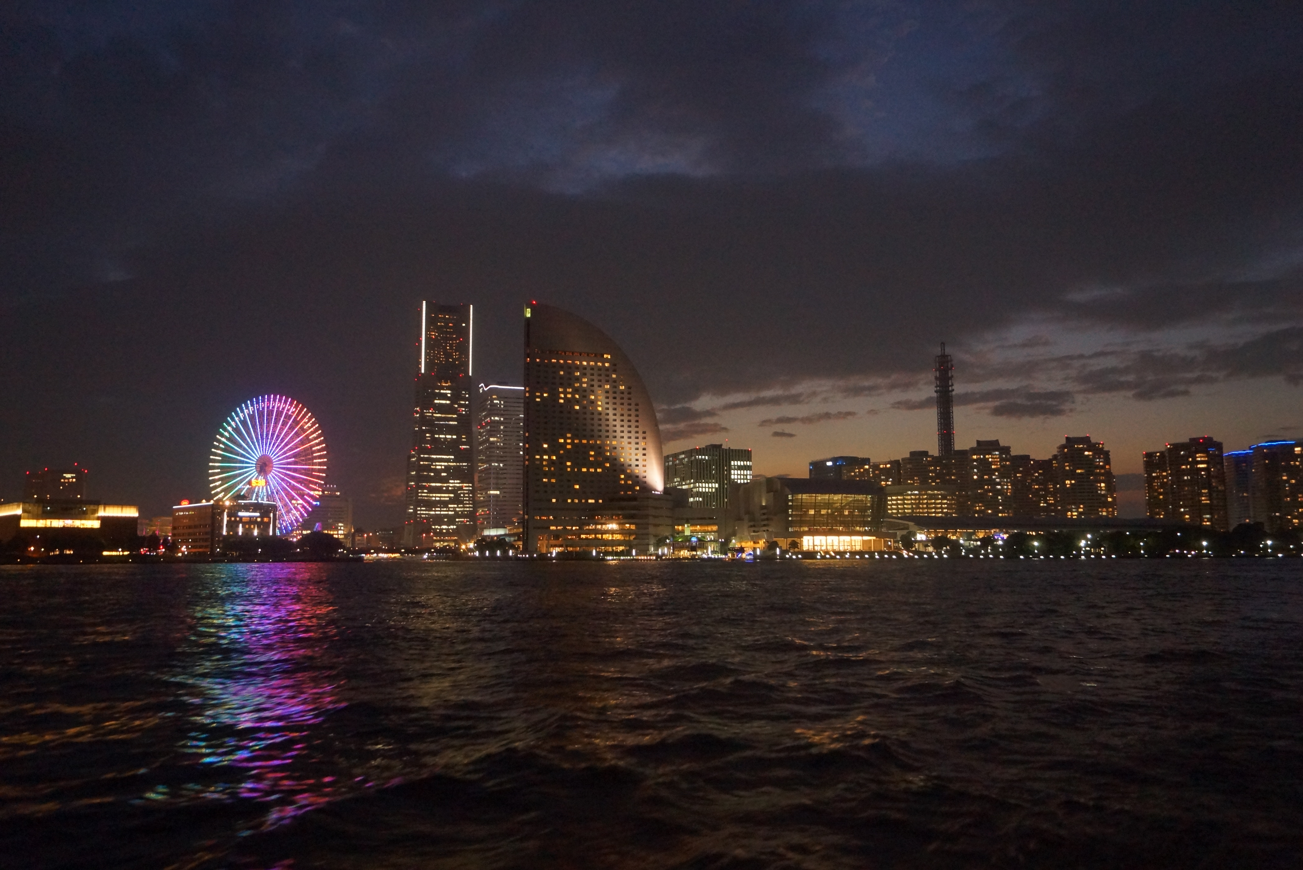 海から眺めた横浜の夜景