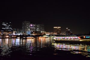 東京湾に浮かぶクルーザーと夜景