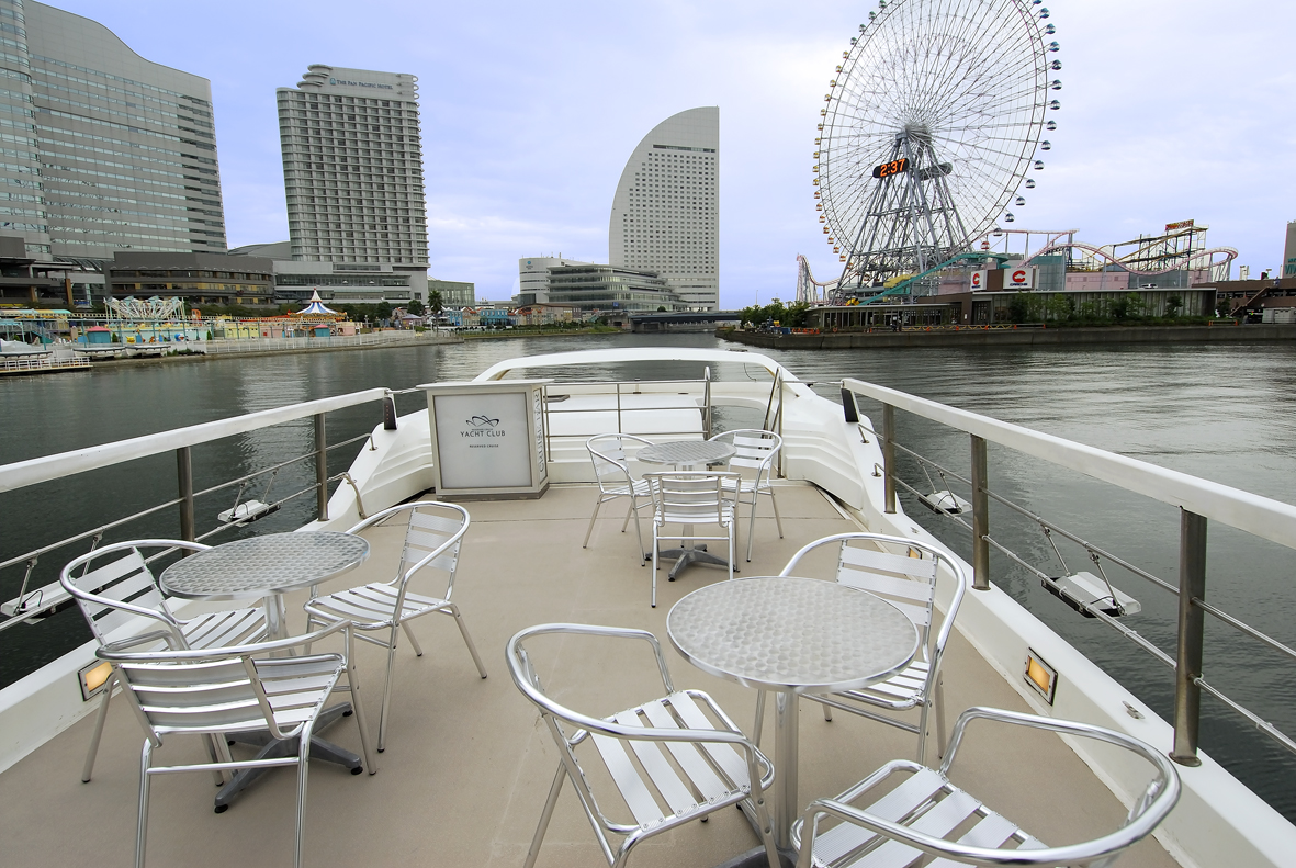 日中の船上から見た横浜