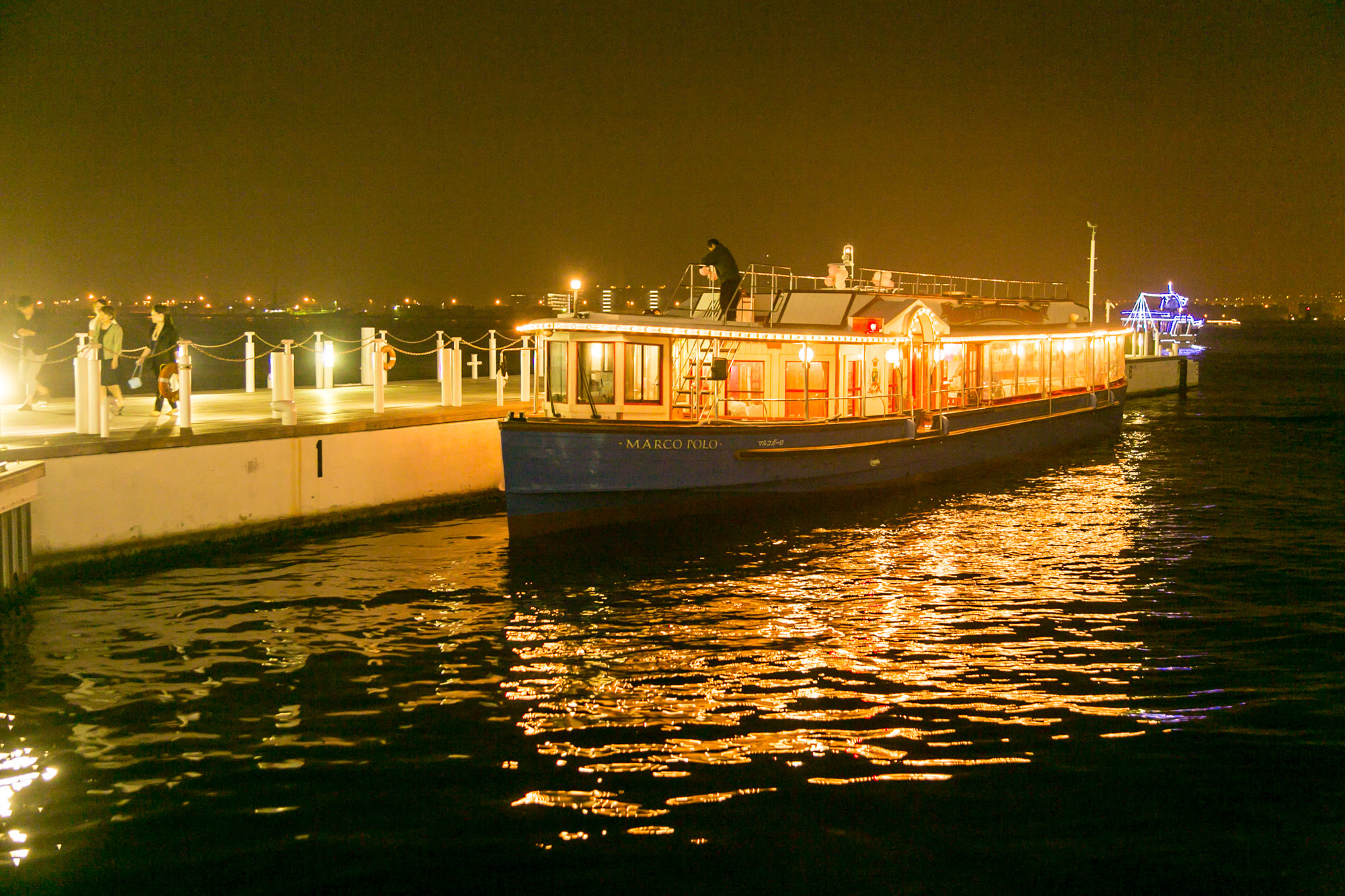 夜の海に浮かぶクルーザー