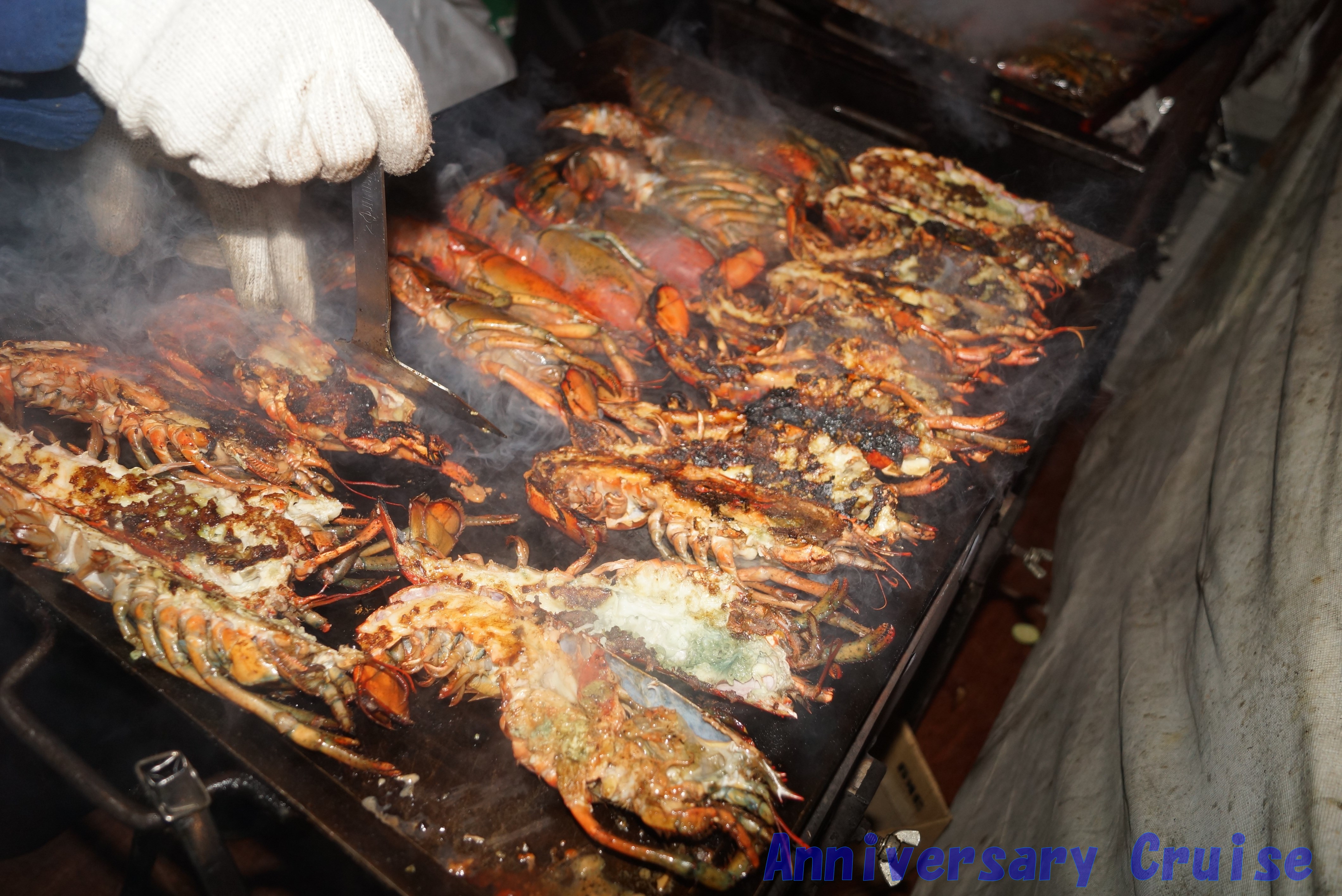 船上バーベキューで焼かれている海鮮