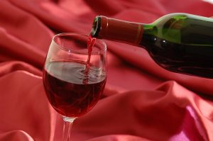 赤ワインのボトルとグラス
