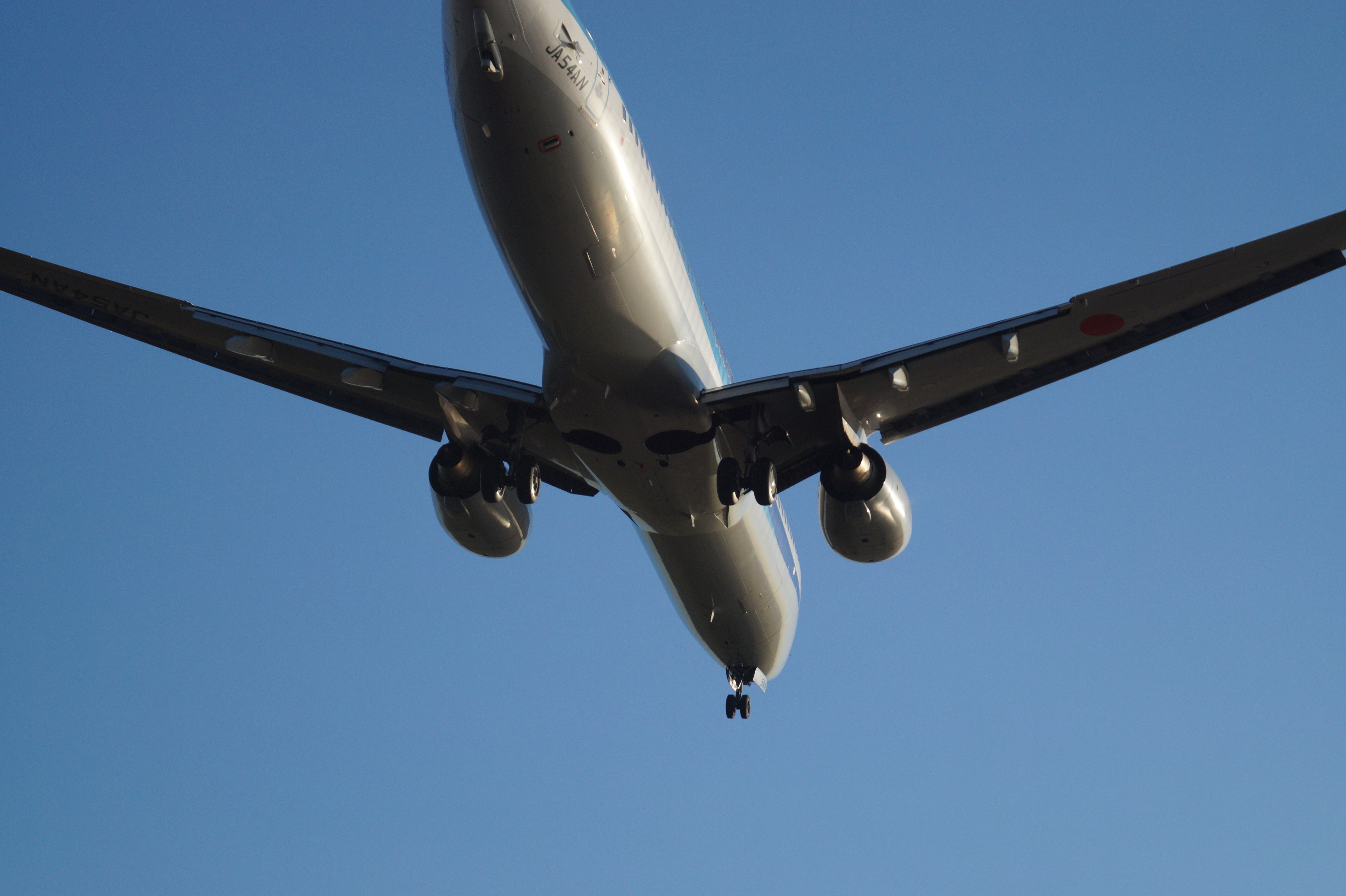 空を飛んでいる飛行機