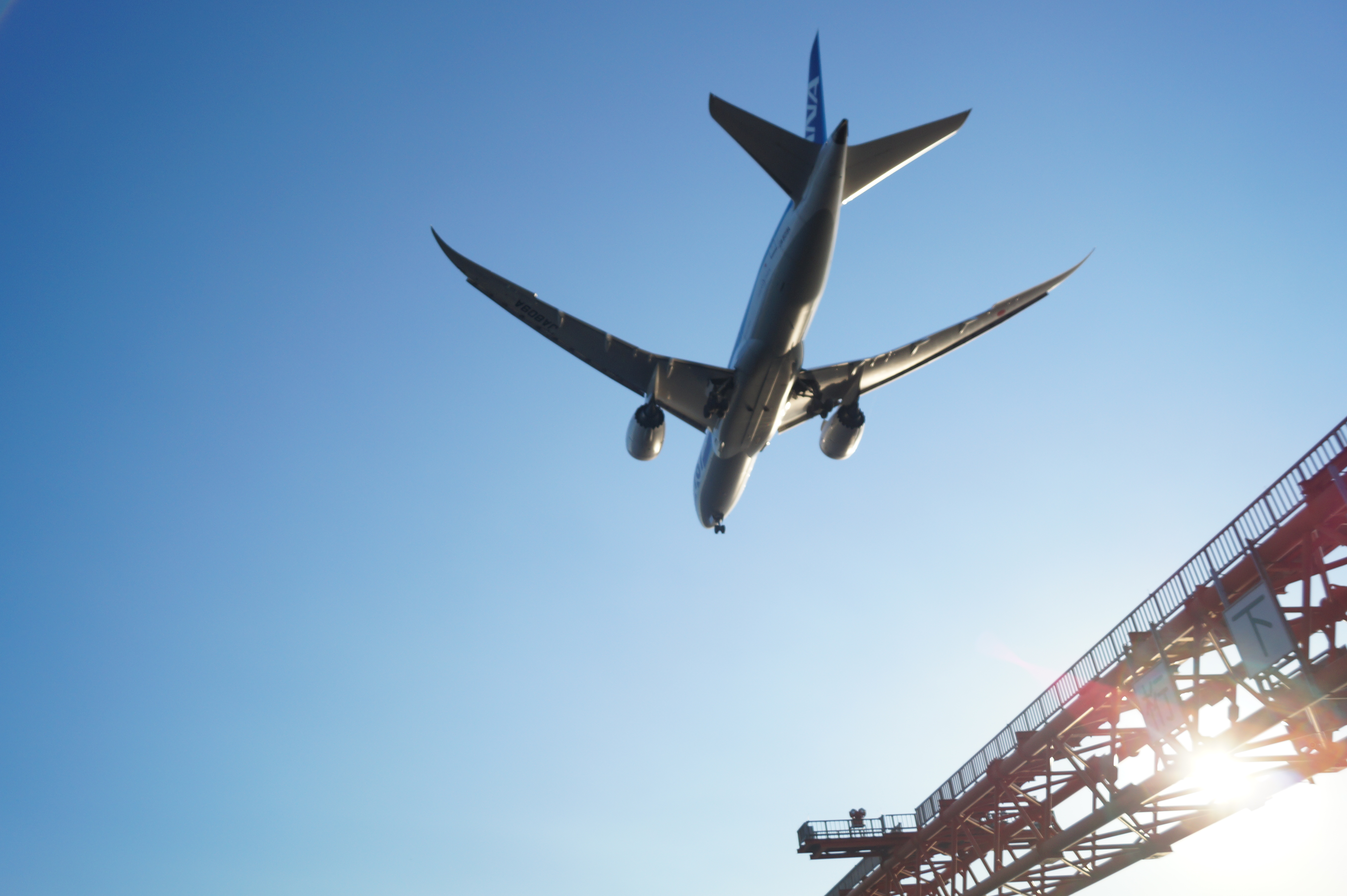 空を飛んでいる飛行機