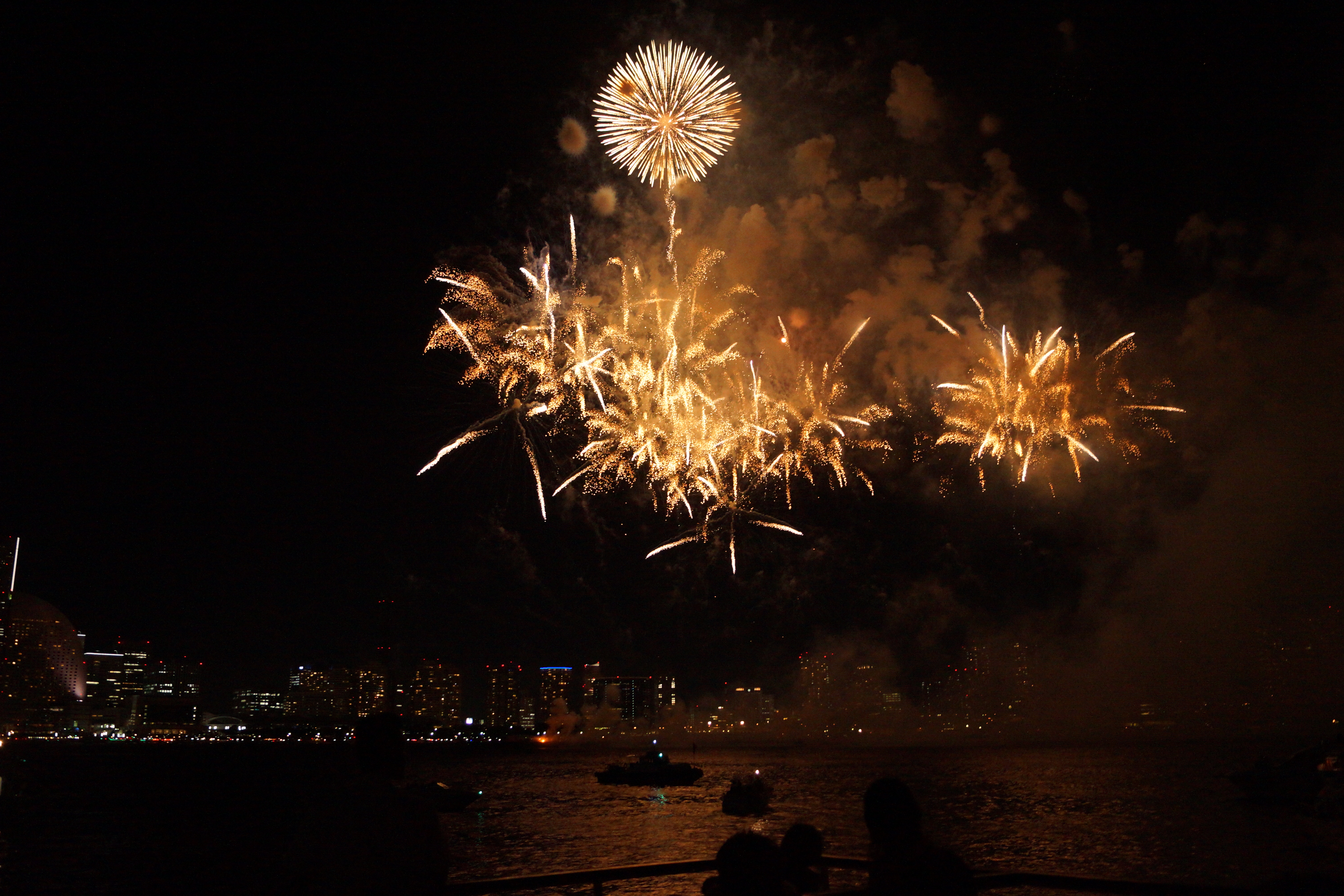 海上に打ちあがる大きな花火