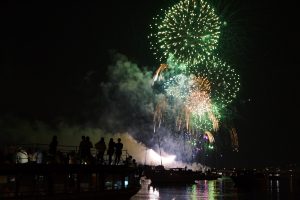 クルーザーから見る打ち上げ花火