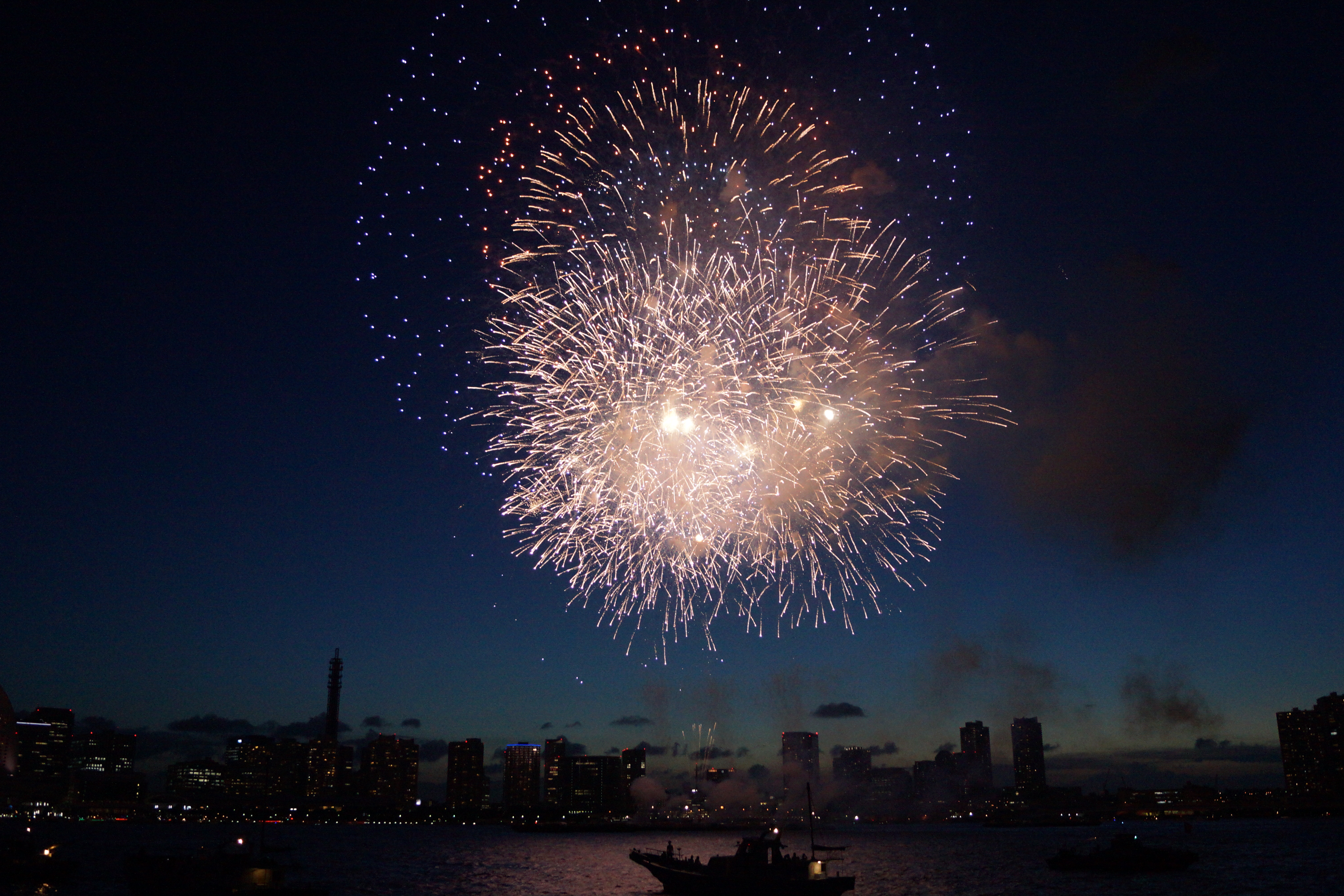 夜空に打ちあがる大きな花火