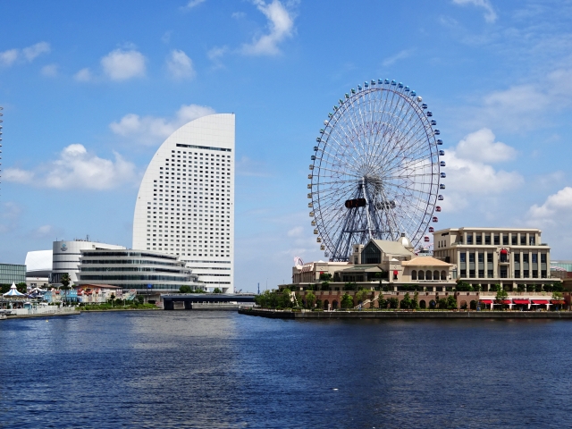 海や街を見渡せる大きな観覧車