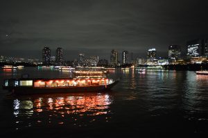 街の夜景をバックに停泊しているクルーザー