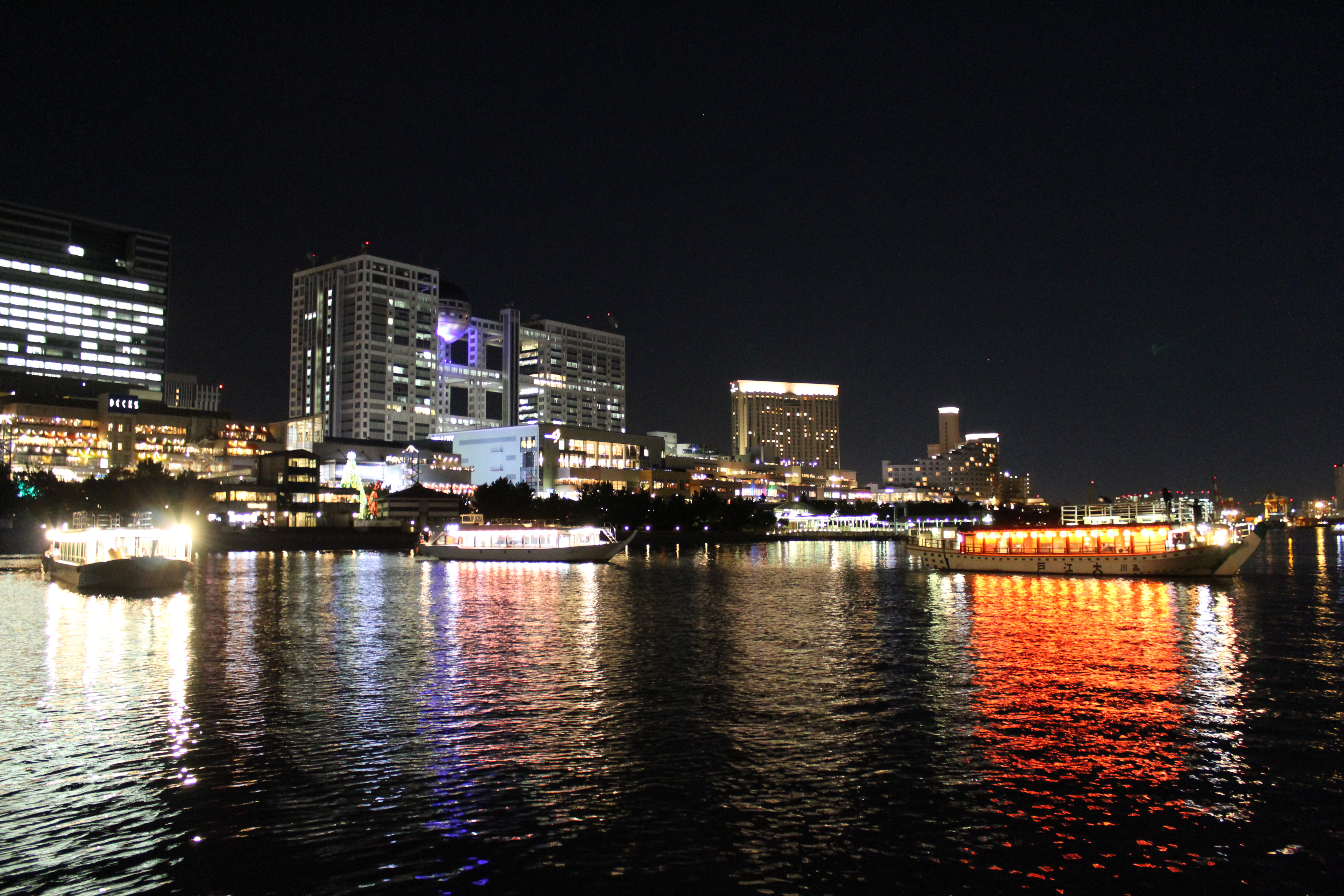 お台場の夜景と海に浮かぶいくつかのクルーザー