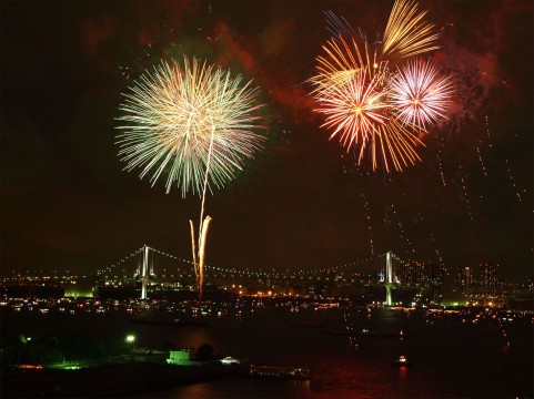 大きな橋をバックに打ちあがる花火