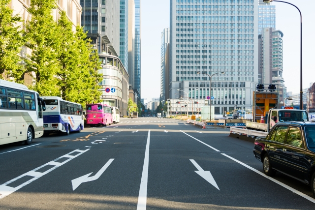 高層ビルと道路