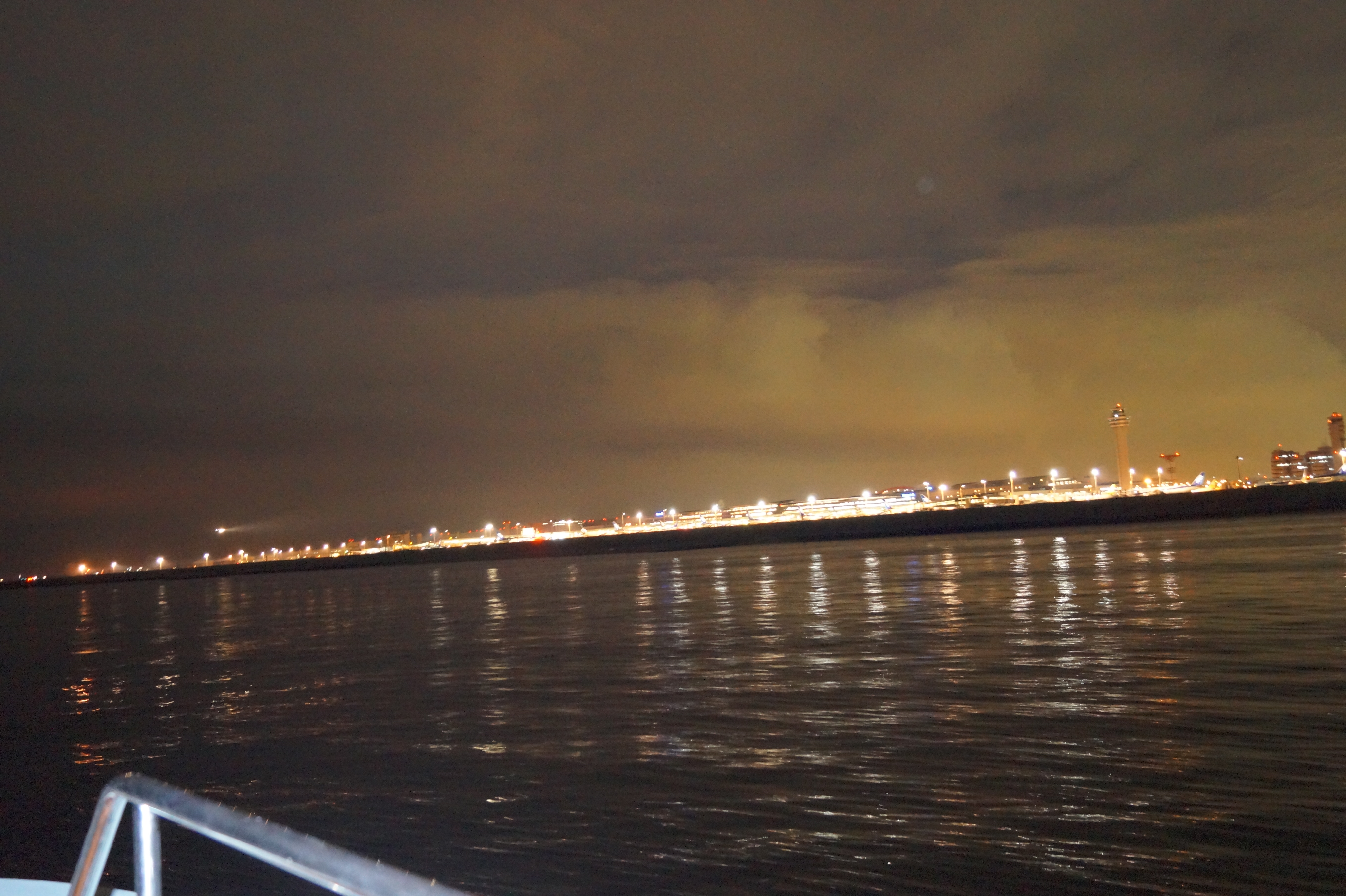 船上から見える夜景の様子