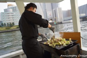 船の上で料理をしている人