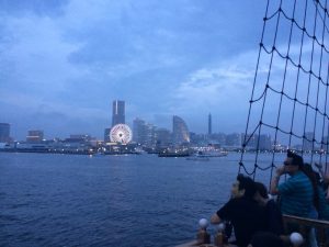 クルージングで夜景を楽しむ人たち