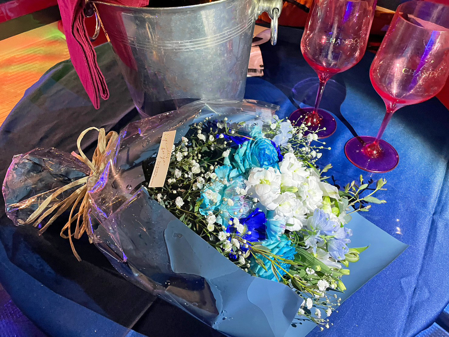 アニー号にプロポーズのために用意した青い花束をセッティング