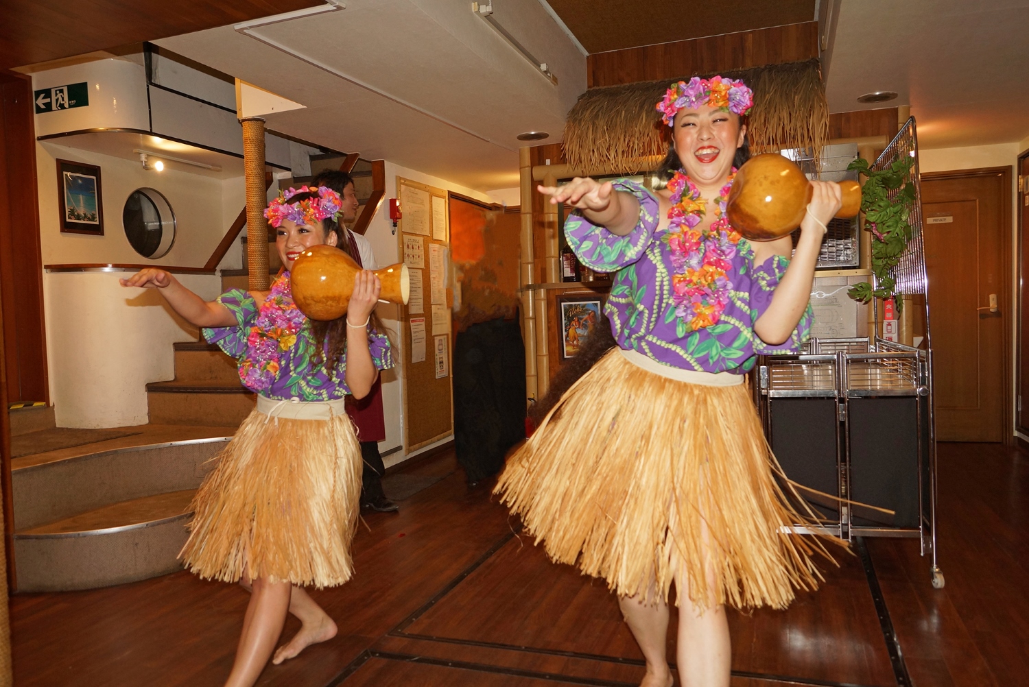 船内でハワイアンダンスを踊るダンサーたち